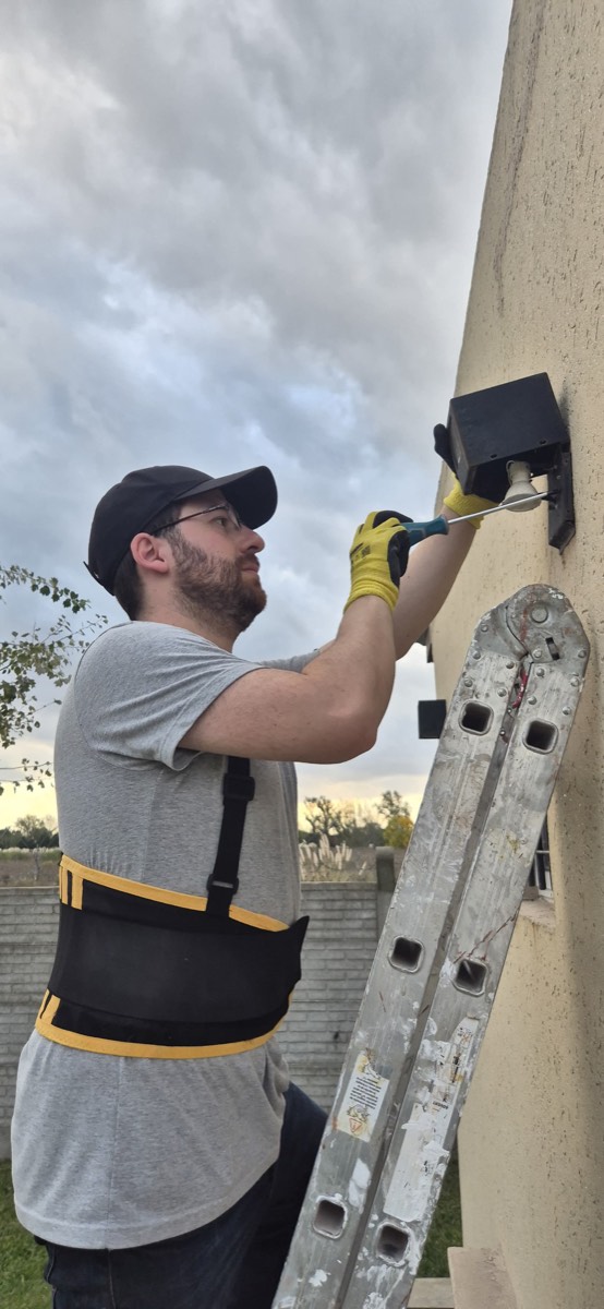 Instalación de artefacto de iluminación exterior