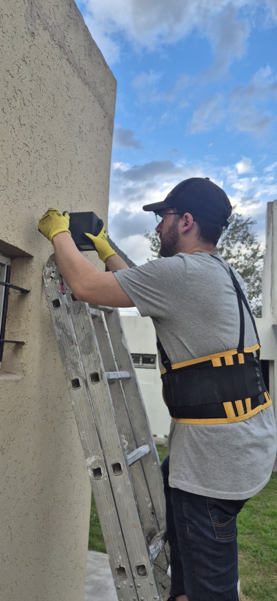 Trabajo de reparación de pared exterior en altura
