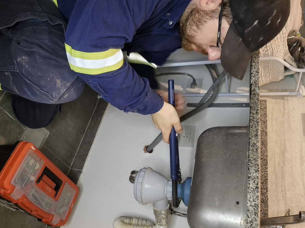 Reparación de instalación sanitaria bajo mesada