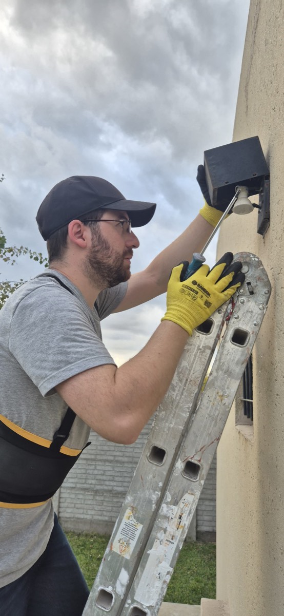 Trabajo de instalación en fachada exterior