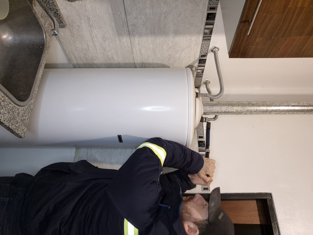 Instalación de termotanque en una vivienda