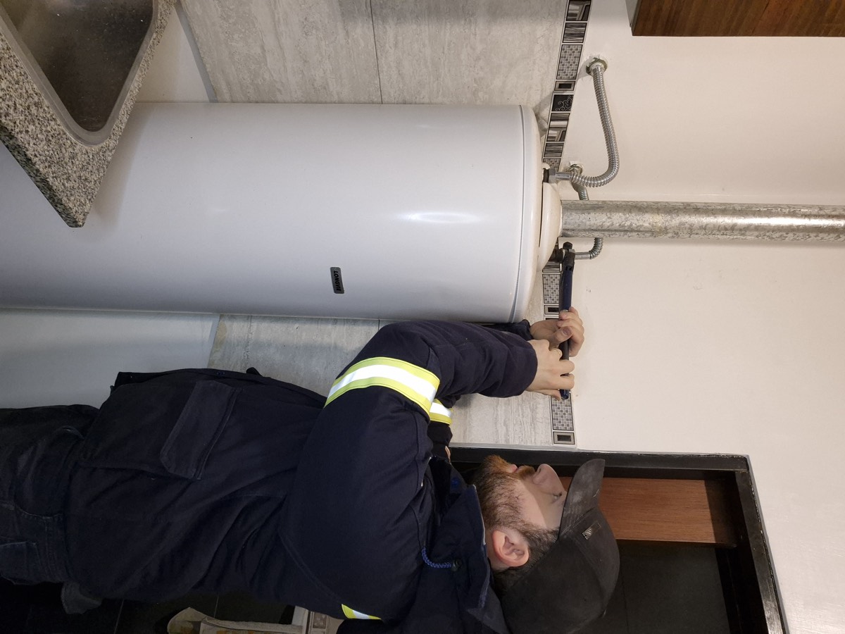 Instalación de termotanque en cocina